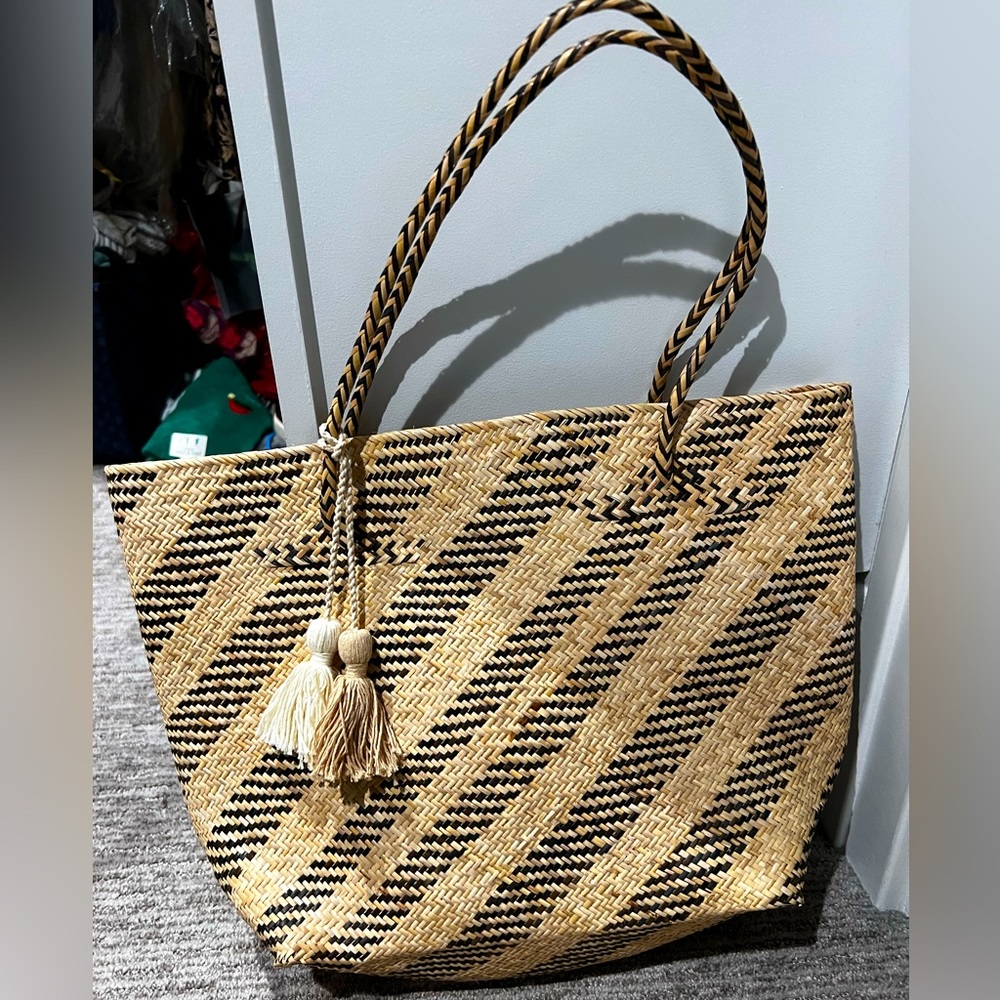 Beachgold raffia beach bag with Pom Pom accent.